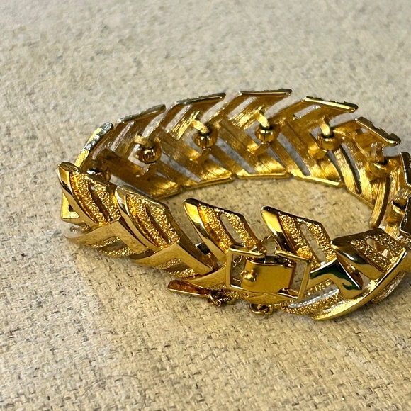 Vintage Monet Gold Tone Chevron Link Bracelet - Picture 4 of 11